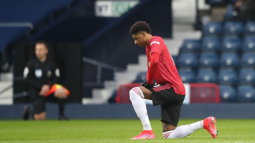 Marcus Rashford, genou Ã  terre avant un match de Premier League
