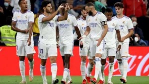 Plusieurs joueurs du Real Madrid qui célèbrent un but en Liga