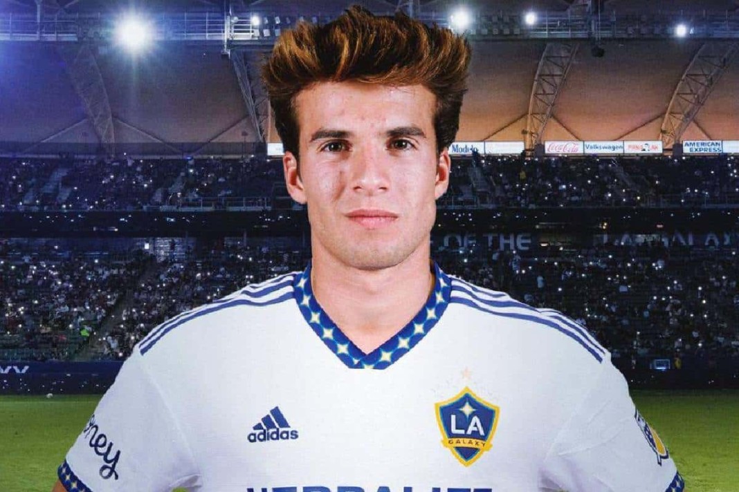 Riqui Puig avec le maillot du Los Angeles Galaxy
