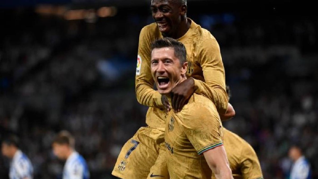 Robert Lewandowski qui célèbre ses premiers buts en Liga avec Ousmane Dembélé