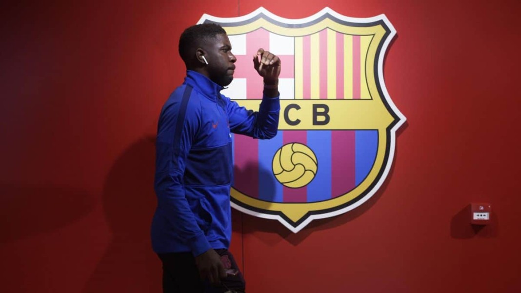 Samuel Umtiti devant le logo du FC Barcelone