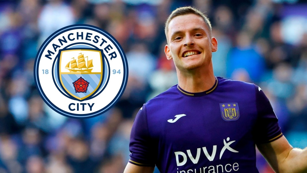 Sergio Gomez avec le maillot Anderlecht et le logo de Manchester City