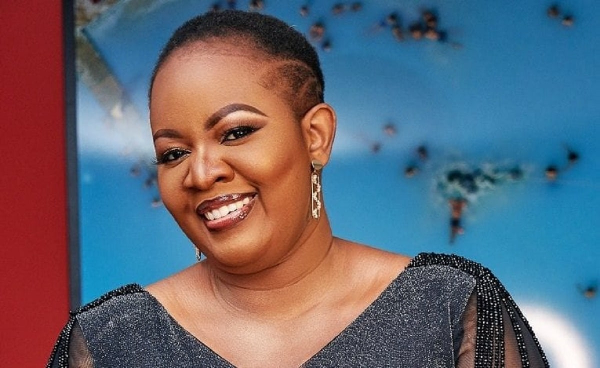 une femme en train de sourire