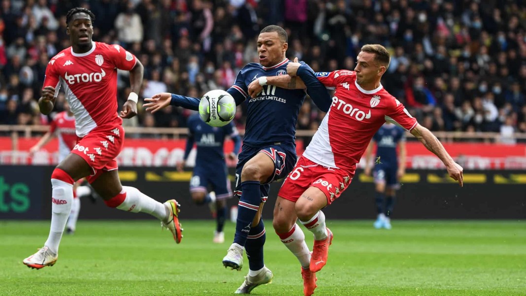 Des joueurs du PSG et du Monaco lors d'un match de Ligue 1