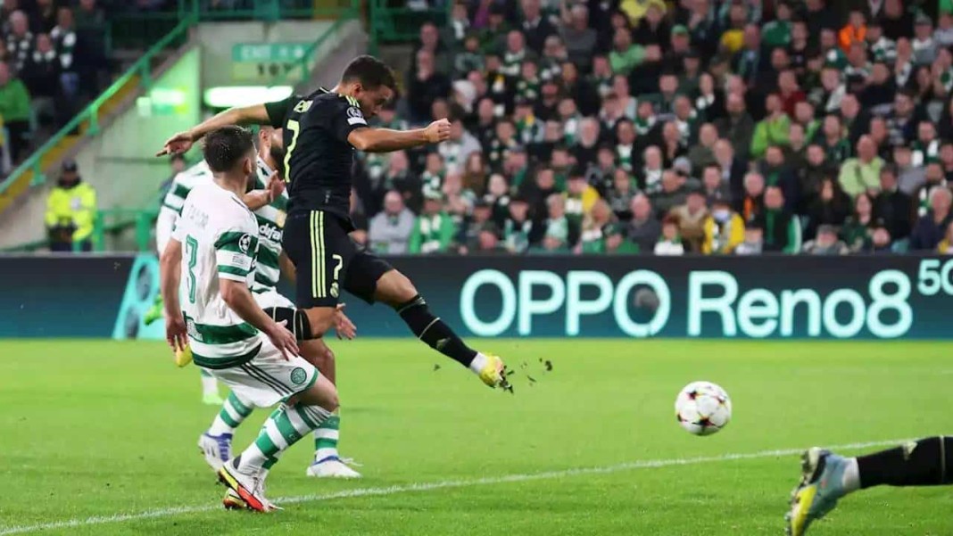 Eden Hazard inscrivant le troisieme but du Real Madrid contre le Celtic, lors de la 1ere journée de la Ligue des champions édition 2022-2023