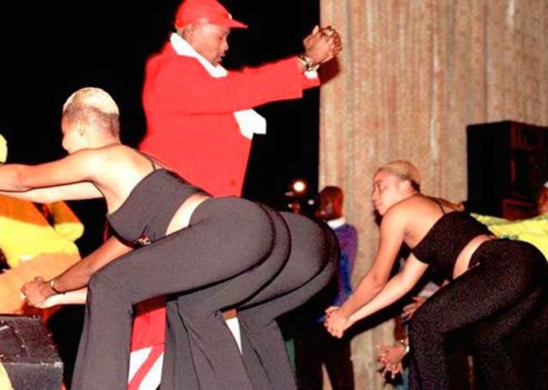 Koffi olomidé tripote les fesses de sa danseuse