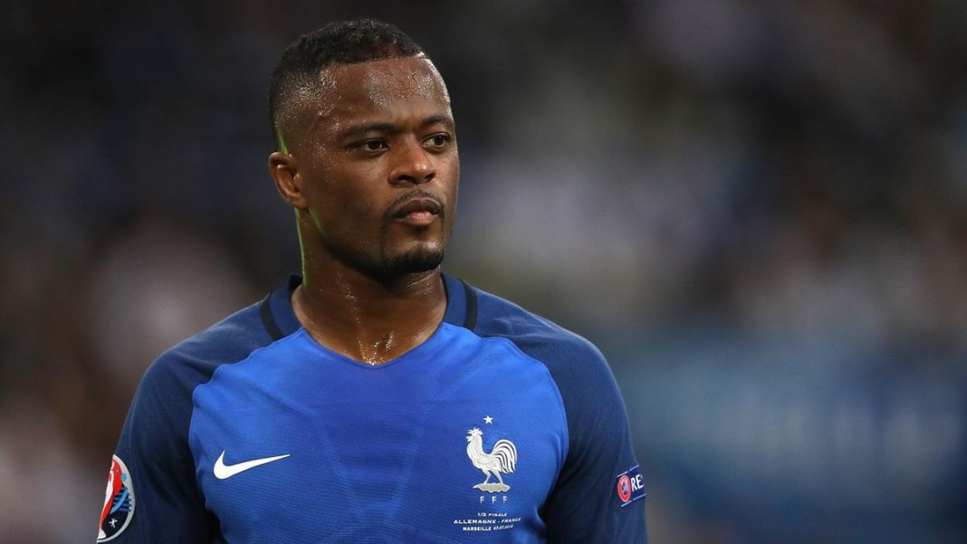 Patrice Evra avec le maillot de la France