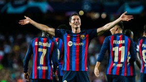 Robert Lewandowski célébrant un but avec ses coéquipiers du FC Barcelone