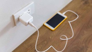 Un téléphone en charge
