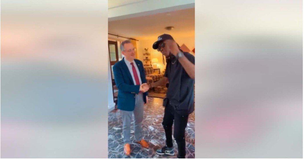 Vano Baby et l'ambassadeur des Etats-Unis près le Bénin, Brian Shukan