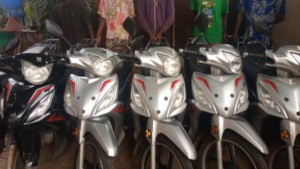 Les 05 personnes arrêtées par la police et les motos retrouvées Ã  leur domicile