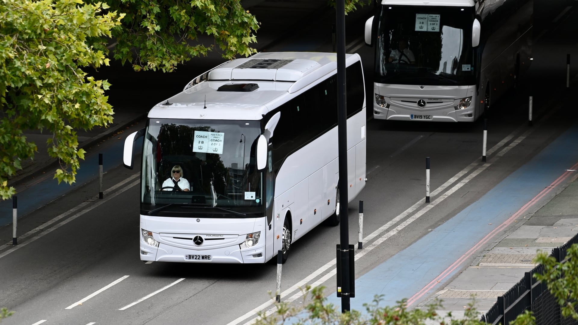 Les chefs d’État conviés aux obsèques de la reine d’Angleterre ont dû monter Ã  bord de bus affrétés pour se rendre Ã  la cérémonie. Le président américain Joe Biden a, lui, réussi Ã  obtenir un privilège.
