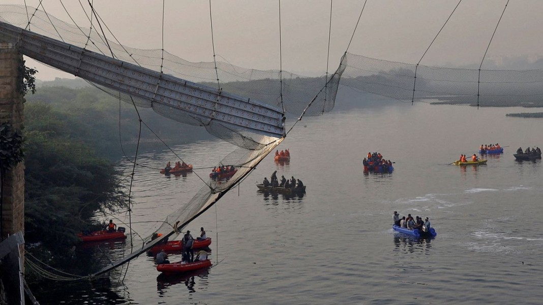 En Inde, un pont s’effondre et fait au moins 132 morts