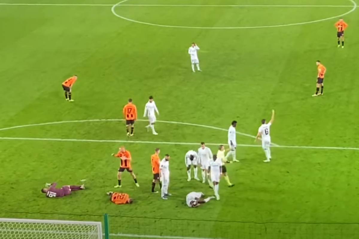 Antonio Rudiger au sol et entouré des joueurs du Real Madrid après son but égalisateur contre le Shakthar Donestk