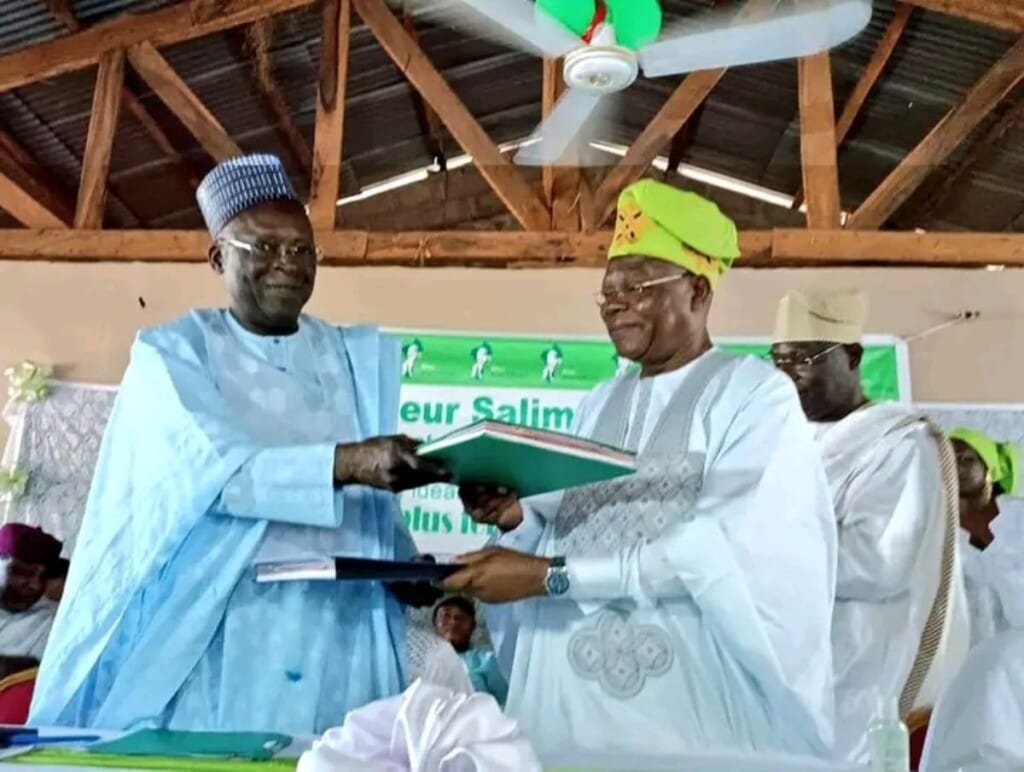 Abdoulaye Bio Tchané reçoit la déclaration d'adhésion de Salimane Karimou