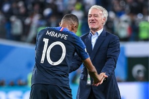 Didier Deschamps et Kylian Mbappé lors d'un match avec l'équipe de France