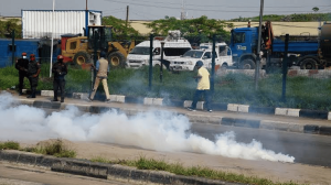 La police tire des gaz lacrymogènes pour disperser des manifestants de para-athlètes Ã  Lagos.