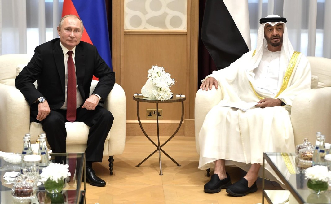 Le président russe Vladimir Poutine participe Ã  une réunion avec le président des Émirats arabes unis, le cheikh Mohammed bin Zayed al-Nahyan, Ã  Saint-Pétersbourg, en Russie, le 11 octobre 2022.