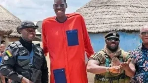Sulemana Abdul Samed, l'homme le plus grand du Ghana, mesurant près de 2,7 mètres @fanpage.it