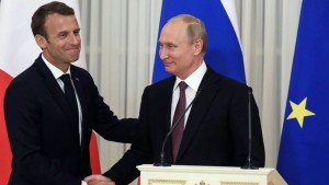 Le président russe Vladimir Poutine serre la main du président français Emmanuel Macron Ã  la fin d'une conférence de presse conjointe Ã  Saint-Pétersbourg, en Russie, le 24 mai 2018. Ludovic Marin/AFP/Getty Images