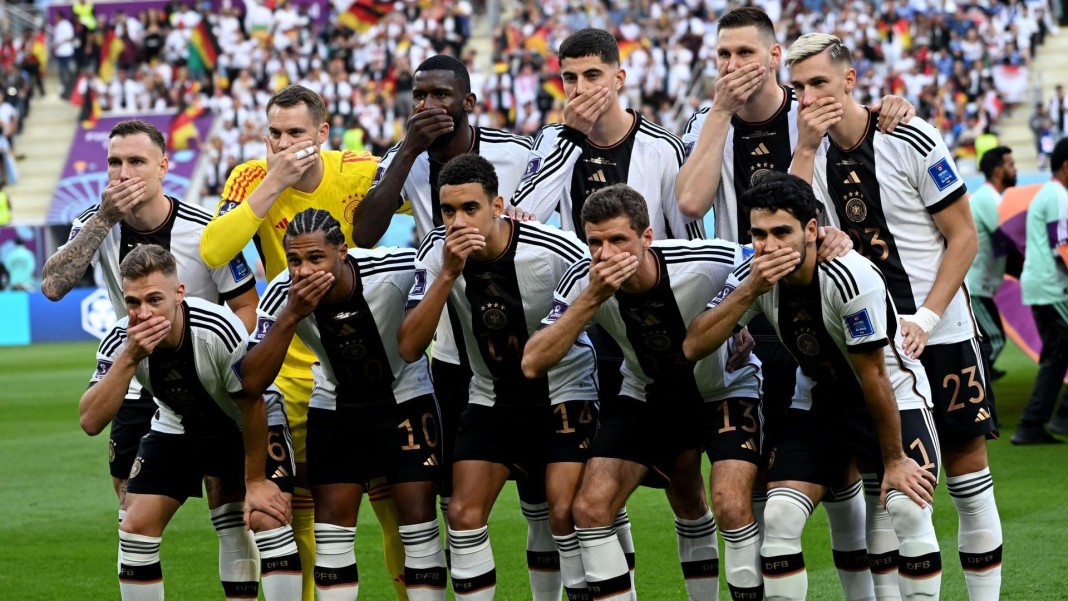 FIFA Coupe du monde 2022: les Allemands se couvrent la bouche en guise de protestation