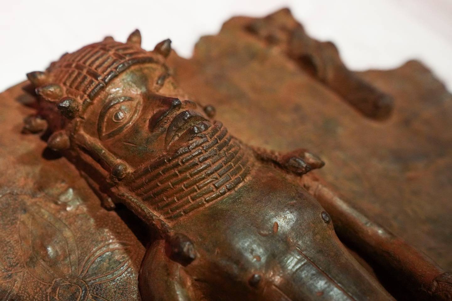 Un artefact est présenté lors de l'annonce du retour des six premiers objets de l'exposition Royaume du Bénin de la World Gallery au Nigeria, au Horniman Museum and Gardens, Ã Londres, en Grande-Bretagne, le 28 novembre 2022. Reuters