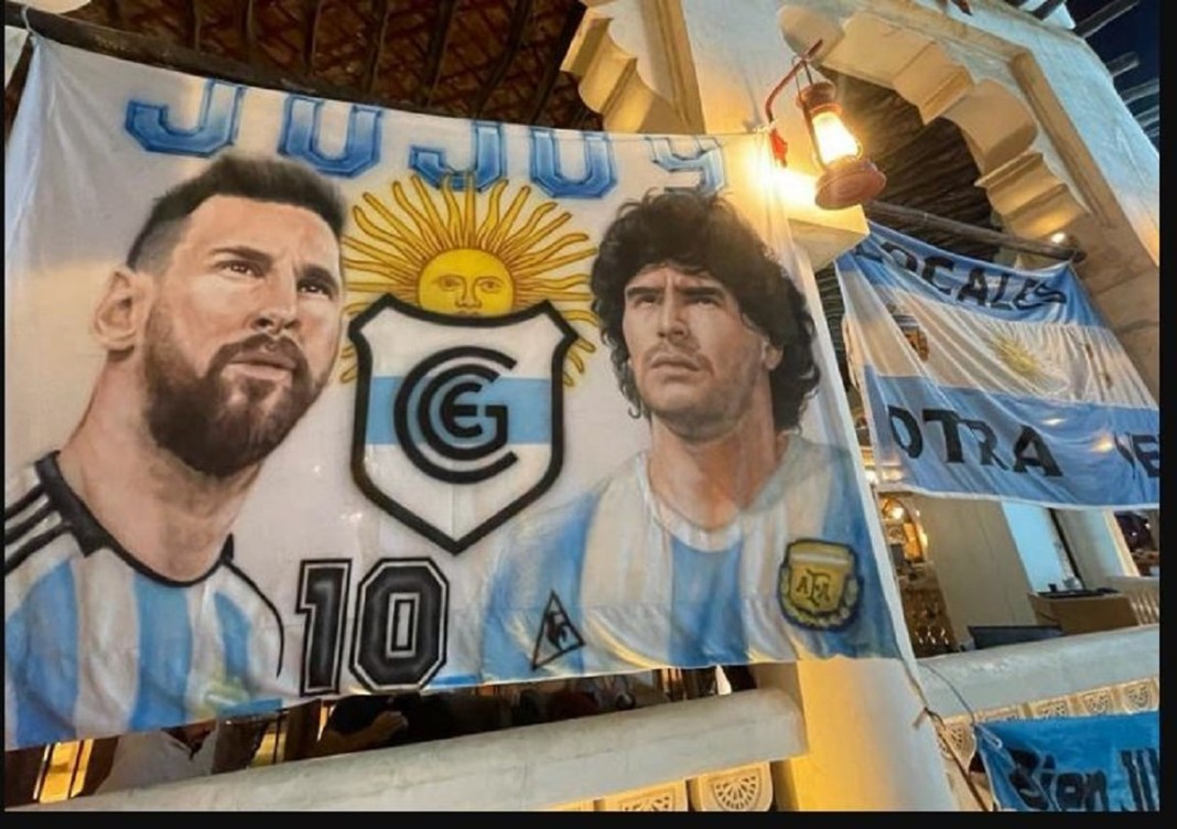 Les fans argentins rendent hommage Ã  Maradona au Qatar, le vendredi 25 novembre 2022. © COPYRIGHT : ABDERRAHIM ET-TAHIRY / LE360
