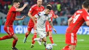 Pulisic au duel avec des joueurs Gallois lors de la Coupe du monde 2022