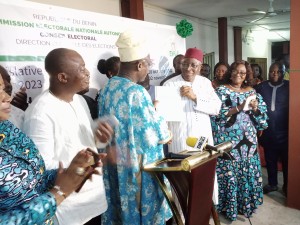 Remise de récépissé provisoire Ã  Moele-Bénin