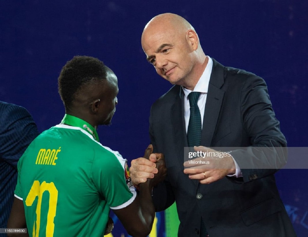 Sadio Mané et le président de la FIFA, Gianni Infantino lors de la CAN 2022