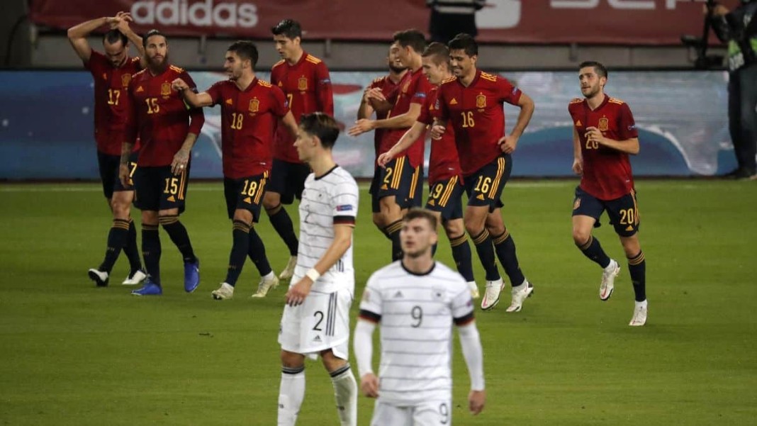 Des joueurs allemands et espagnols lors d'un match officiel