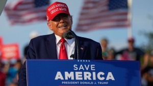 L'ancien président Donald Trump prend la parole lors d'un rassemblement de soutien Ã  la campagne du sénateur Marco Rubio, R-Fla, Ã  la Miami-Dade County Fair and Exposition, le dimanche 6 novembre 2022, Ã  Miami. (AP Photo/Rebecca Blackwell)