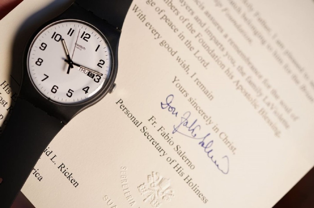 Le pape François met sa montre swatch aux enchères