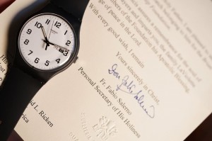 Le pape François met sa montre swatch aux enchères