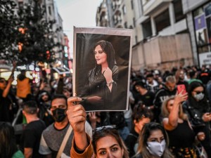 Le portrait de Mahsa Amini brandi par une manifestante Ã  Istanbul, le 20 septembre 2022. © Ozan KÃ¶se, AFP