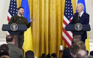 Le président américain Joe Biden et le président ukrainien Volodymyr Zelensky tiennent une conférence de presse dans la salle Est de la Maison Blanche Ã  Washington, le 21 décembre 2022. (AP Photo/Andrew Harnik)