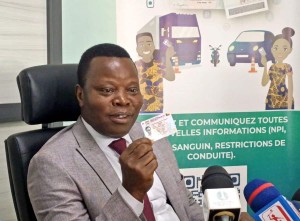 Cyrille Gougbédji, Gestionnaire mandataire de l'Agence Nationale d'Identification des Personnes (ANIP), brandissant un exemplaire du nouveau format du permis de conduire