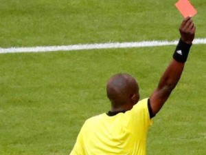 arbitre avec un carton rouge