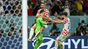 Dominik LivakoviÄ‡ et les joueurs de la Croatie célèbrent la qualification pour les huitièmes de finale de la Coupe du monde 2022