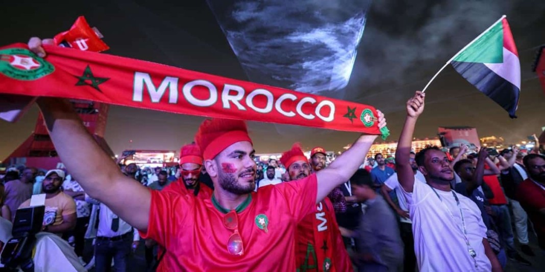 Des supporters marocains dans la fan zone de la FIFA Ã  Doha, le 6 décembre 2022. © MAHMUD HAMS/AFP