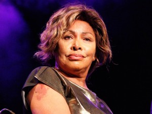 Tina Turner, de son vrai Anna Mae Bullock, est une chanteuse et actrice née le 26 novembre 1939 Ã  Nutbush dans le Tennessee.
