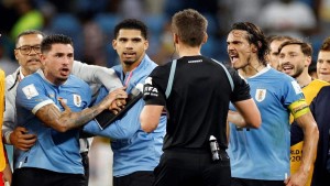 Cavani et des joueurs de l'Uruguay contestant les décisions de l'arbitre de la rencontre contre le Ghana lors du Mondial 2022
