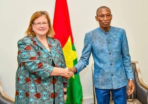 Le Premier ministre du Burkina Faso, Me Apollinaire Joachimson Kyelem de Tambela et l’ambassadrice du Canada au Burkina Faso, Lee-Anne Hermann