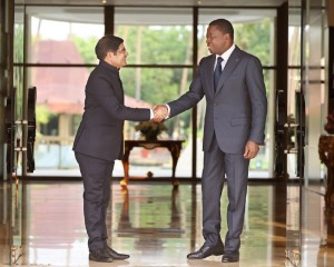 Le président Faure Gnassingbe et l'ambassadeur du Japon au Togo Sanjiv Tandon