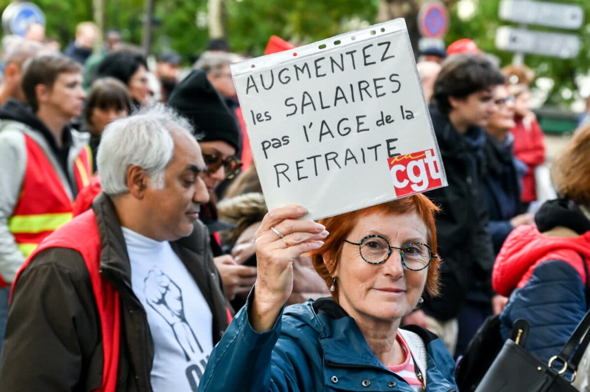 Des manifestants défilent lors d’un rassemblement dans le cadre d’une journée nationale de grève des travailleurs pour faire pression en faveur de hausses de salaires et de la fin de la réforme prévue des retraites Ã  Paris le 29 septembre 2022. Bepress/ Photo Agency / KELLY LIN