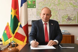 Le Quai d'Orsay a annoncé jeudi 26 janvier avoir rappelé l'ambassadeur de France au Burkina Faso, Luc Hallade pour "consultations", au lendemain de l'annonce du retrait des troupes françaises du pays d'ici un mois.