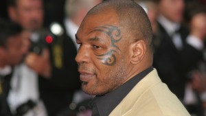 Né Ã  Brooklyn en 1966, Mike Tyson a vécu une enfance et une adolescence de petit délinquant avant de devenir le champion incontesté des poids lourds dans les années 1980, terrifiant ses adversaires avec sa fureur sur le ring et une puissance de frappe phénoménale.