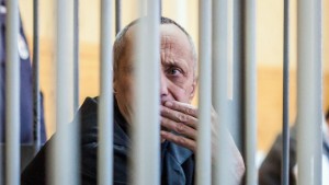 Reconnu coupable du meurtre de 80 femmes entre 1992 et 2012 - il en a même confessé 83 -, MikhaÃ¯l Popkov est surnommé le fou d'Angarsk (ville du sud de la Russie où il sévissait). D'autres l'appellent le loup-garou.