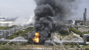 Une explosion dans une usine chimique du Nord-Est de la Chine a fait au moins cinq morts et huit disparus, a rapporté lundi la télévision d'État CCTV.