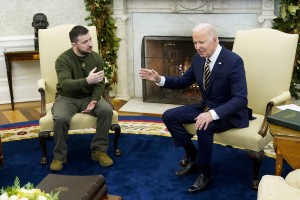 Le président américain Joe Biden s'entretient avec le président ukrainien Volodymyr Zelensky lors de leur rencontre dans le bureau ovale de la Maison Blanche, le 21 décembre 2022, Ã  Washington. (Patrick Semansky/AP)
